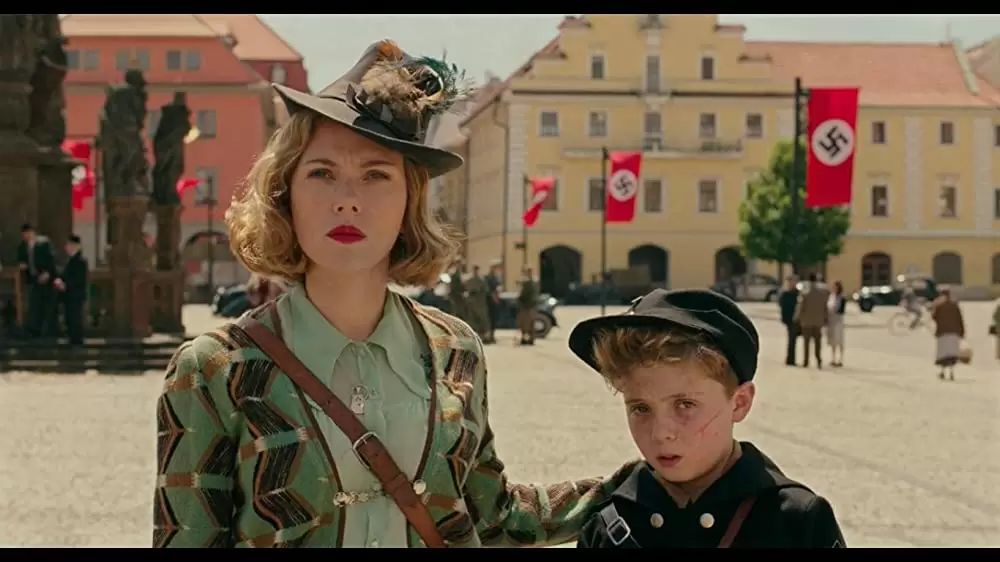 「ジョジョ・ラビット」スカーレット・ヨハンソン & ローマン・グリフィン・デイビスの画像