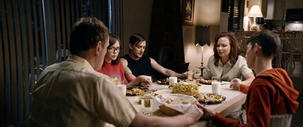 「ディナー・イン・アメリカ」パット・ヒーリー & メアリー・リン・ライスカブ & カイル・ガルナー & Griffin Gluck & Emily Skeggsの画像