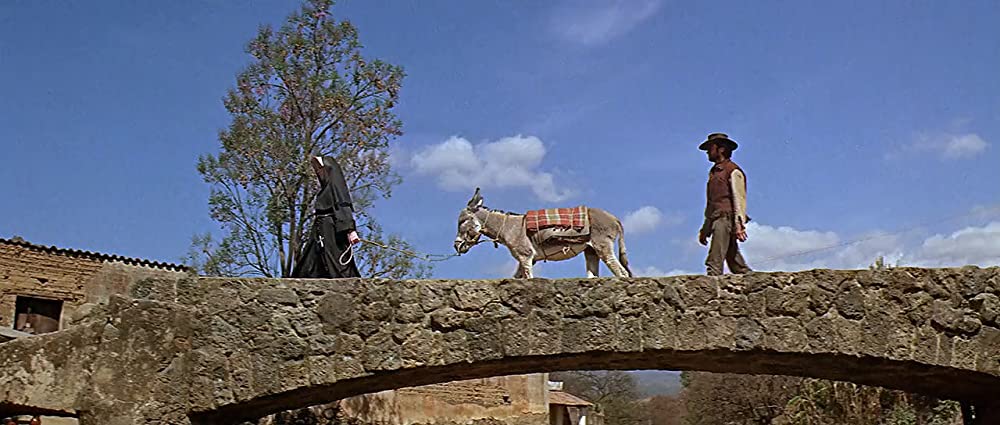 「真昼の死闘」クリント・イーストウッド & シャーリー・マクレーンの画像