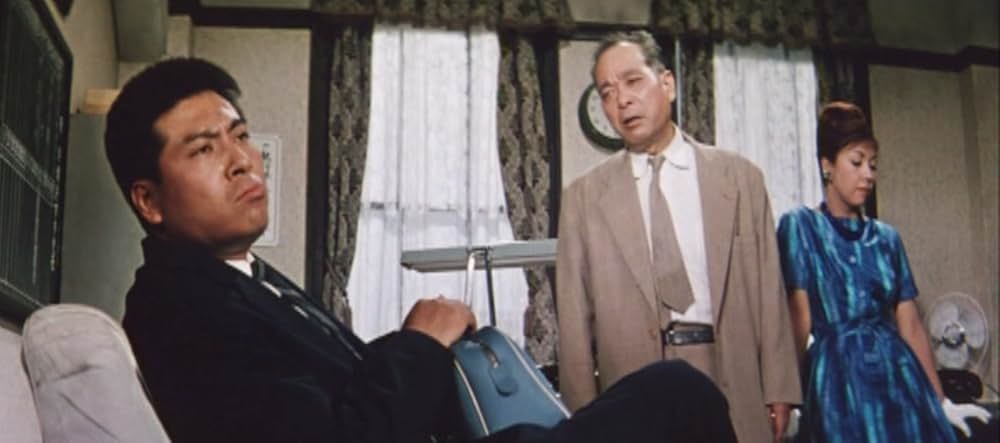 足にさわった女の画像