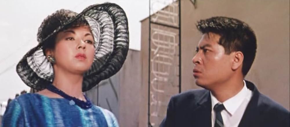 足にさわった女の画像