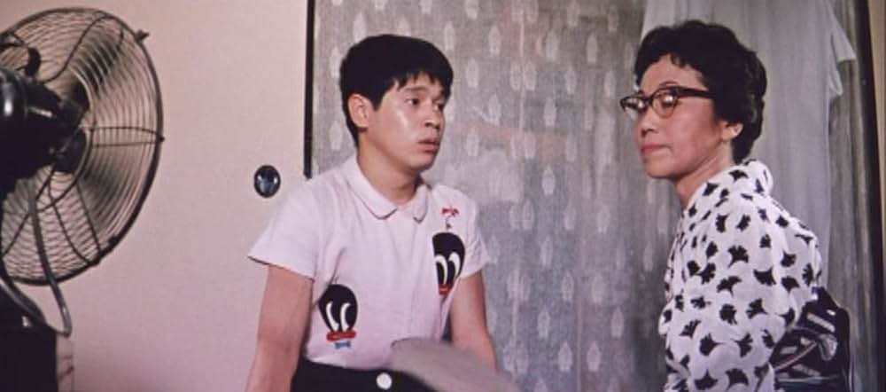 足にさわった女の画像