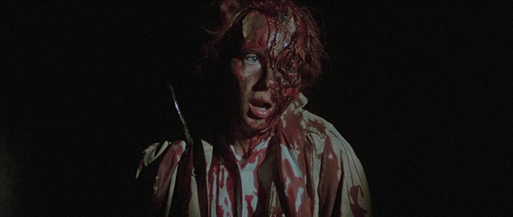 墓地裏の家の画像