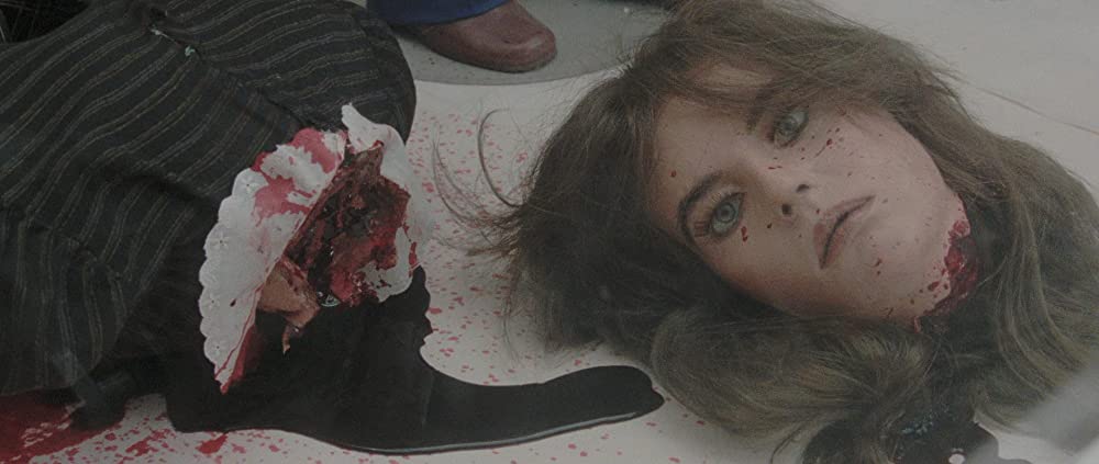 墓地裏の家の画像