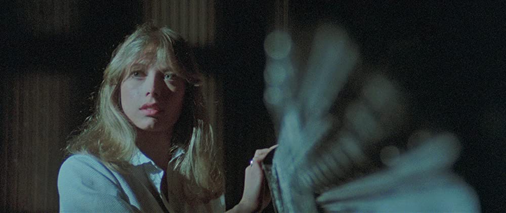 墓地裏の家の画像