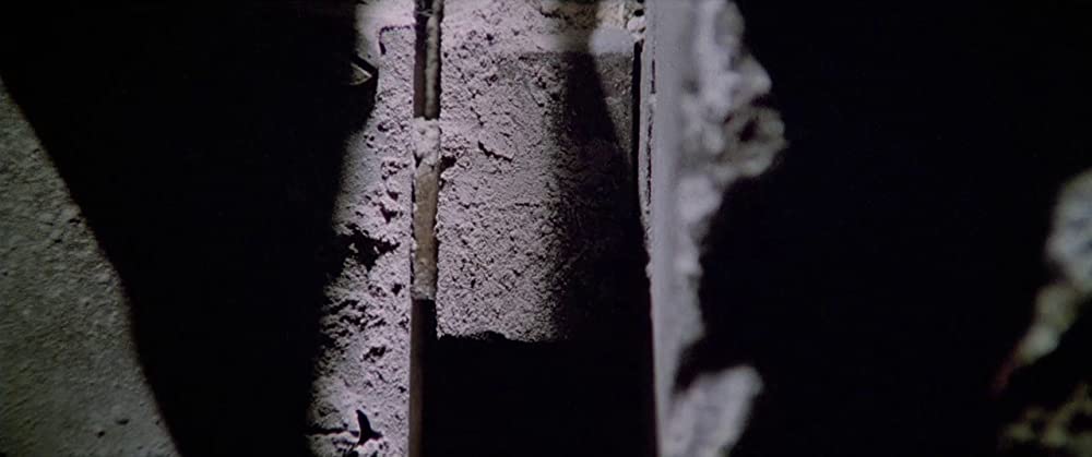 墓地裏の家の画像