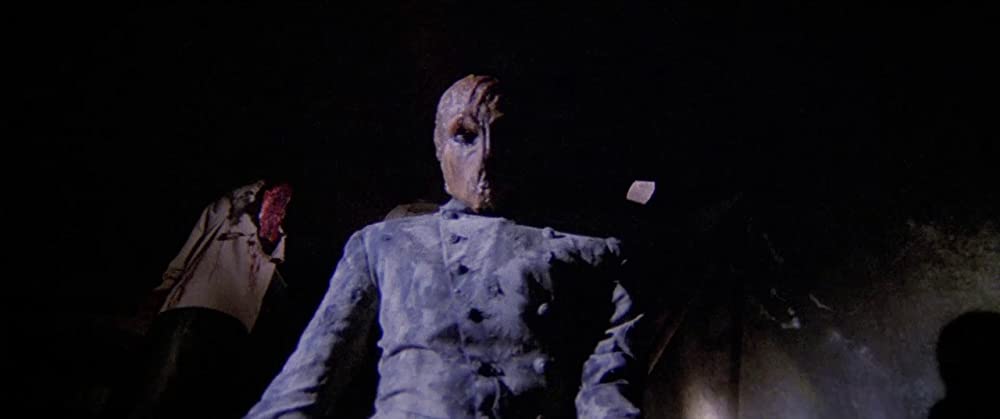 墓地裏の家の画像