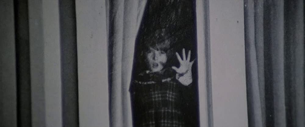 墓地裏の家の画像