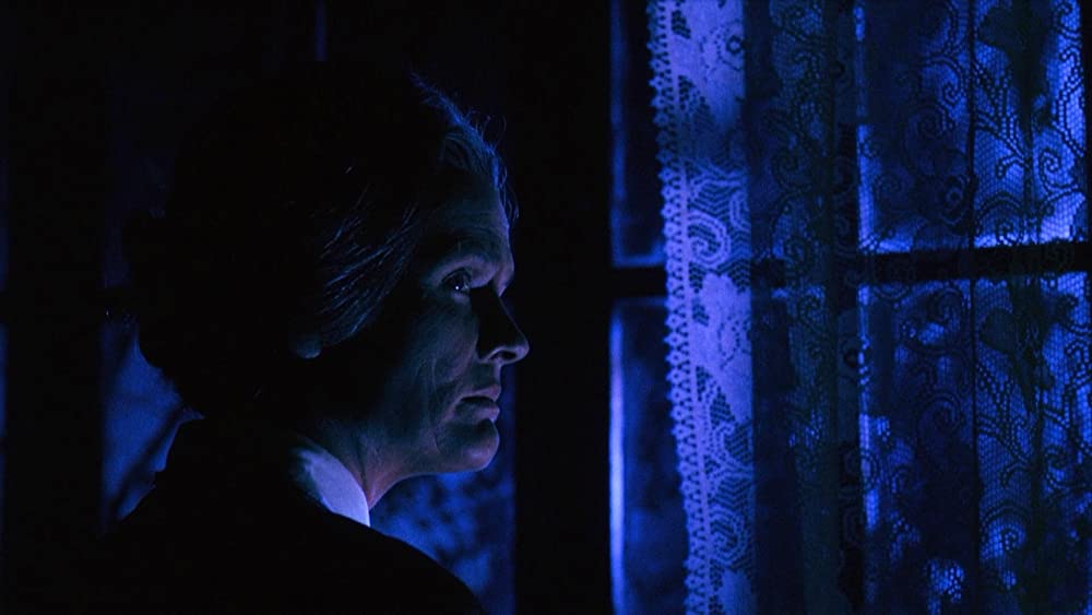 白い肌に狂う鞭の画像