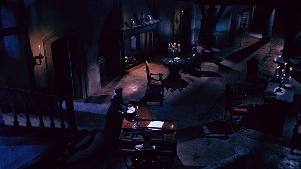 白い肌に狂う鞭の画像