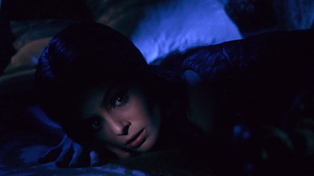 白い肌に狂う鞭の画像