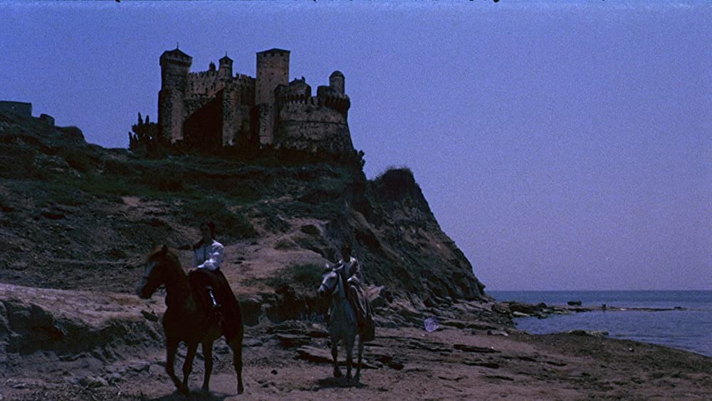 白い肌に狂う鞭の画像