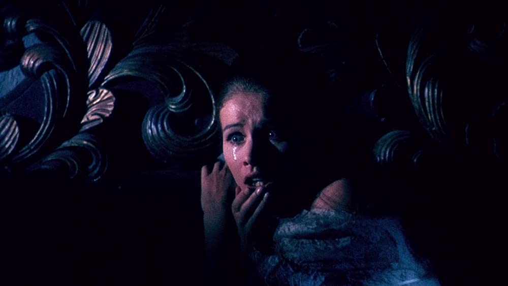 白い肌に狂う鞭の画像