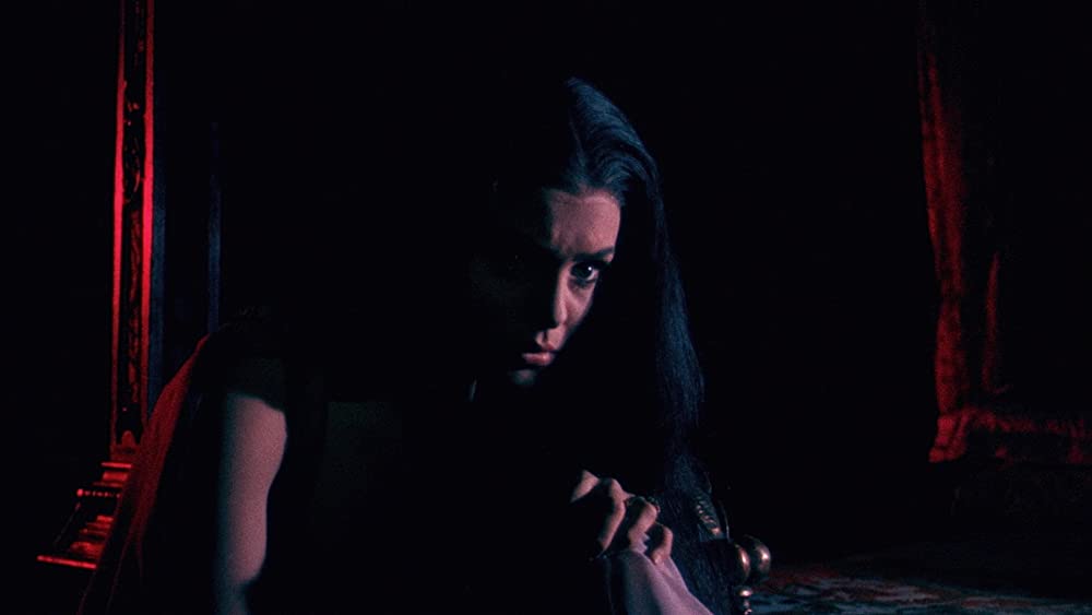 白い肌に狂う鞭の画像