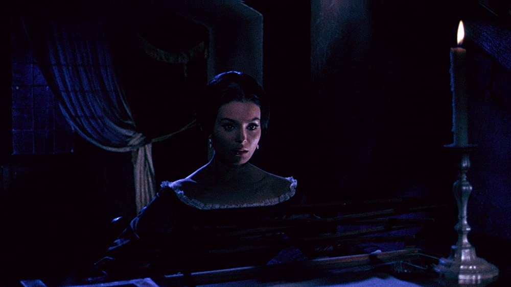 白い肌に狂う鞭の画像