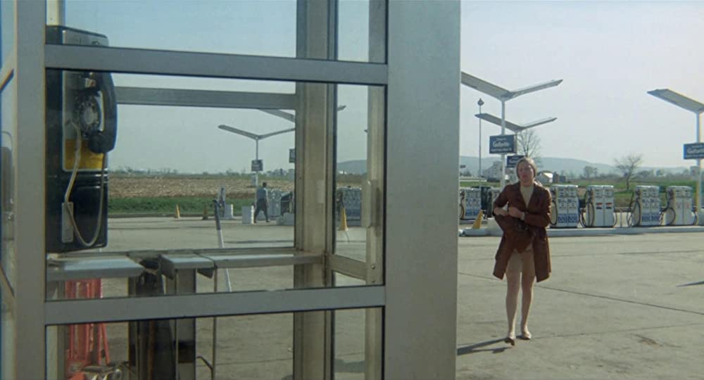 雨のなかの女の画像