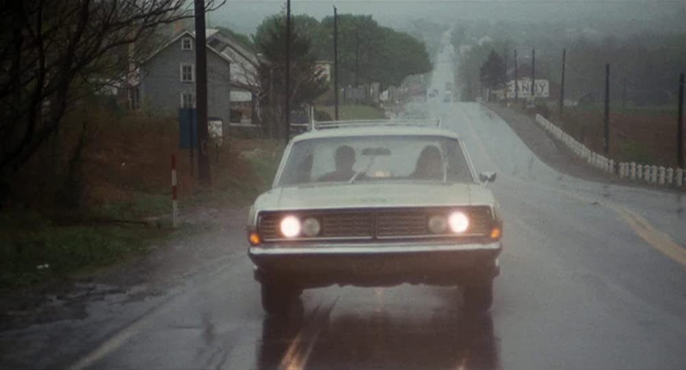 雨のなかの女の画像