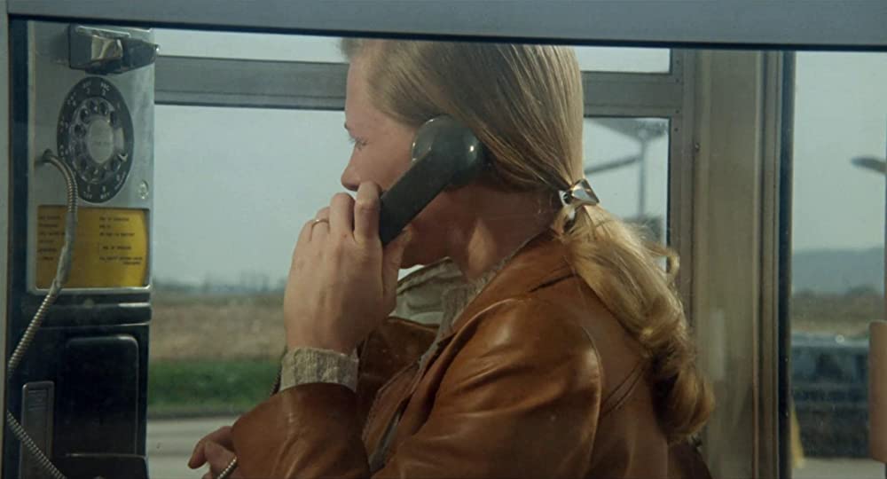 雨のなかの女の画像