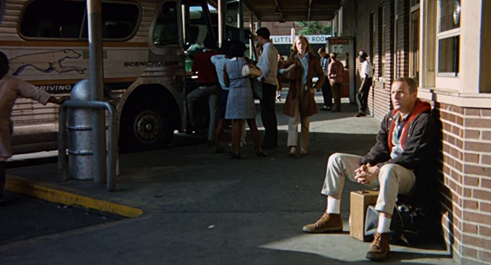 雨のなかの女の画像