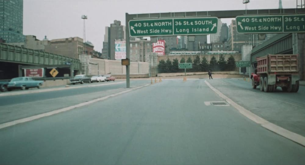 雨のなかの女の画像