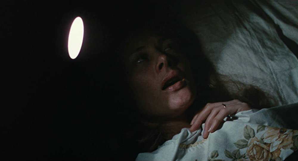 雨のなかの女の画像