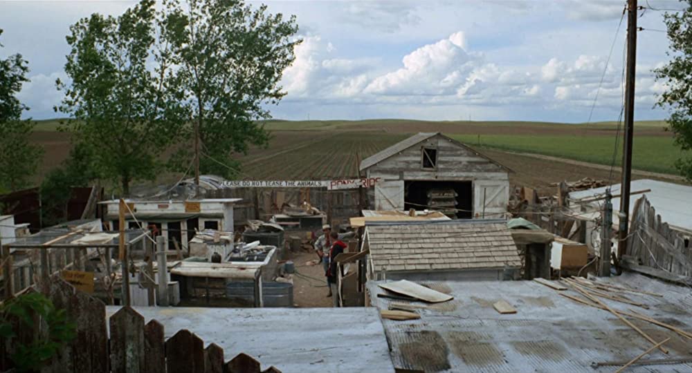 雨のなかの女の画像
