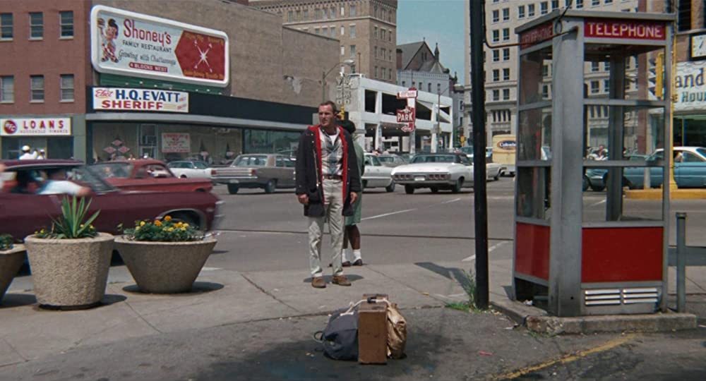 雨のなかの女の画像