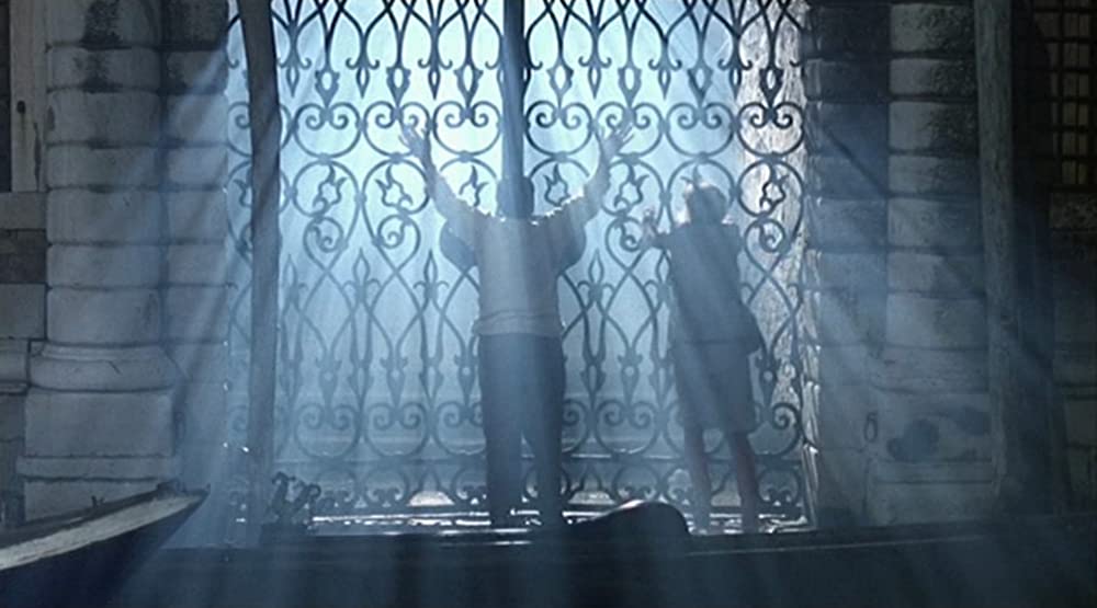 「赤い影」の画像