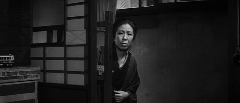 女が階段を上る時の画像