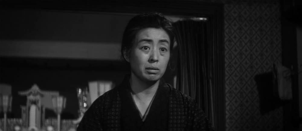 女が階段を上る時の画像