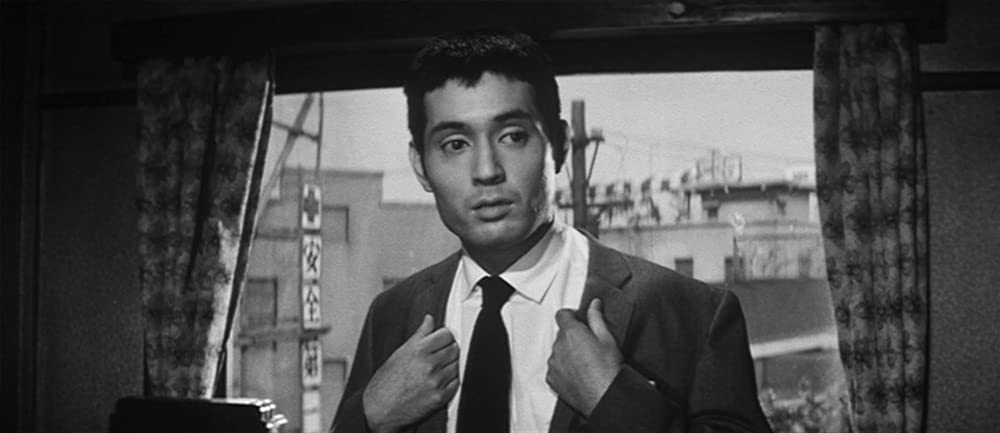 女が階段を上る時の画像