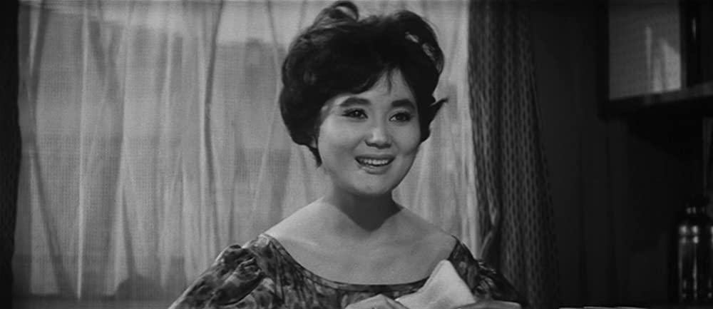 女が階段を上る時の画像