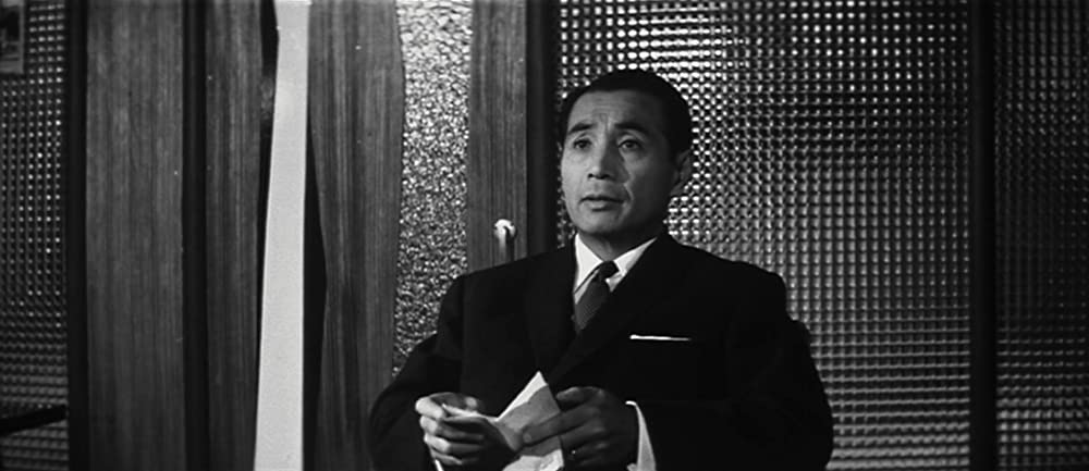 女が階段を上る時の画像