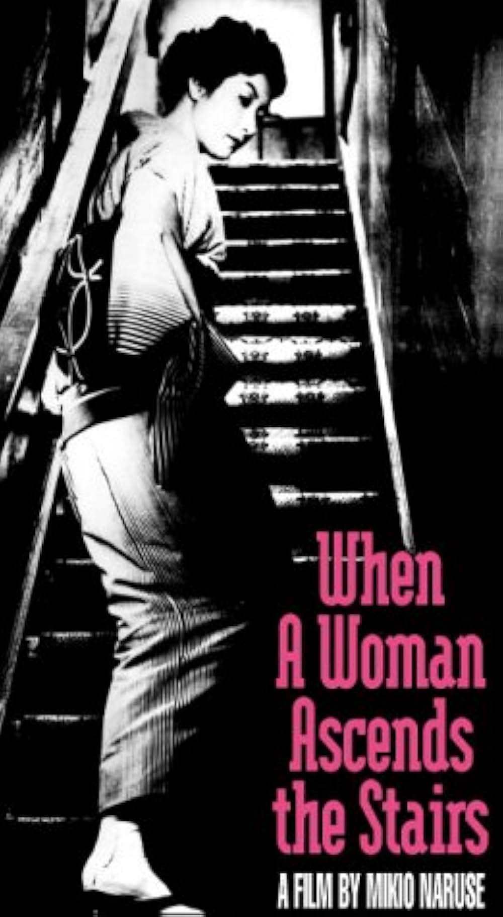 女が階段を上る時の画像