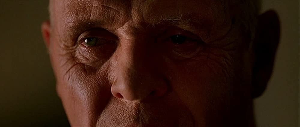 白いカラスの画像