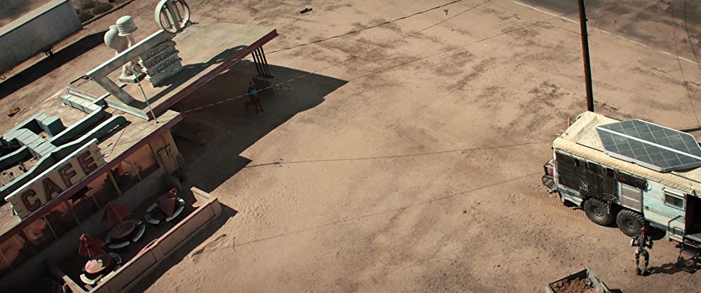 「フィンチ」トム・ハンクス & ケイレブ・ランドリー・ジョーンズの画像