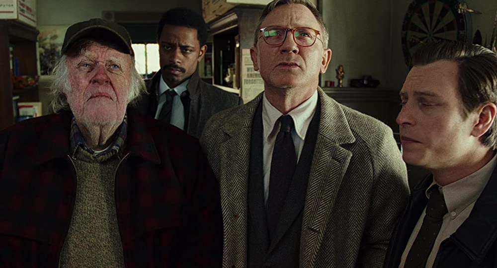 「ナイブズ・アウト／名探偵と刃の館の秘密」M・エメット・ウォルシュ & ダニエル・クレイグ & ノア・セガン & ラキース・スタンフィールドの画像