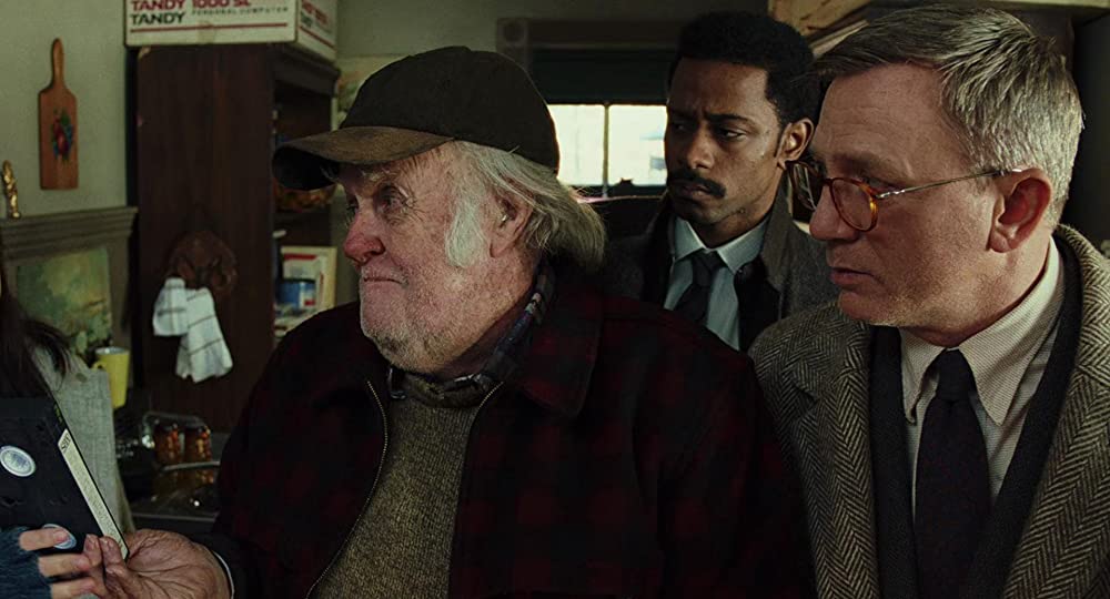 「ナイブズ・アウト／名探偵と刃の館の秘密」M・エメット・ウォルシュ & ダニエル・クレイグ & ラキース・スタンフィールドの画像