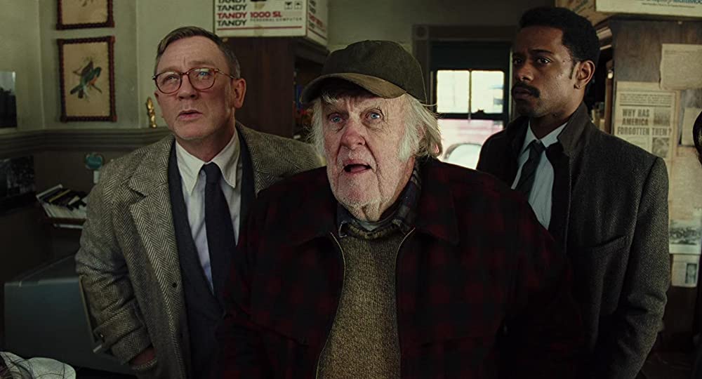 「ナイブズ・アウト／名探偵と刃の館の秘密」M・エメット・ウォルシュ & ダニエル・クレイグ & ラキース・スタンフィールドの画像