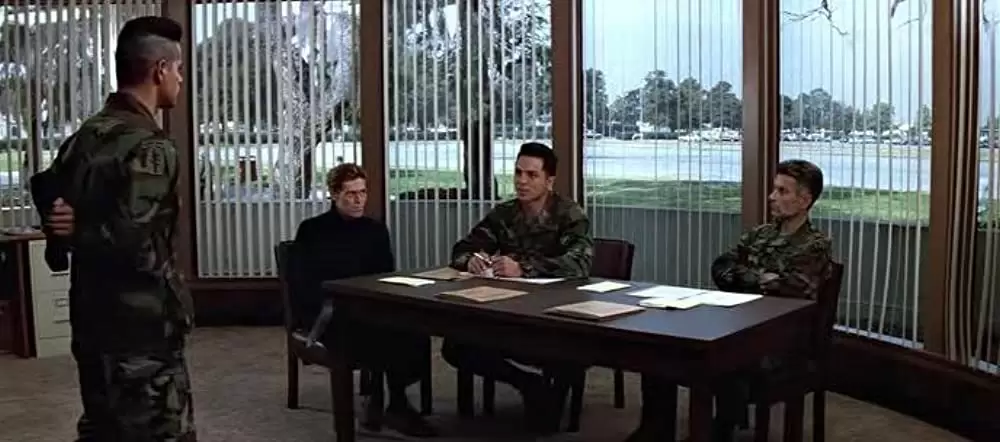 「今そこにある危機」ウィレム・デフォー & ベンジャミン・ブラット & レイモンド・クルツの画像