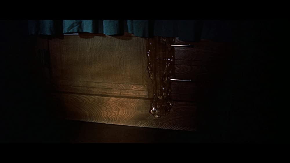 美女と液体人間の画像