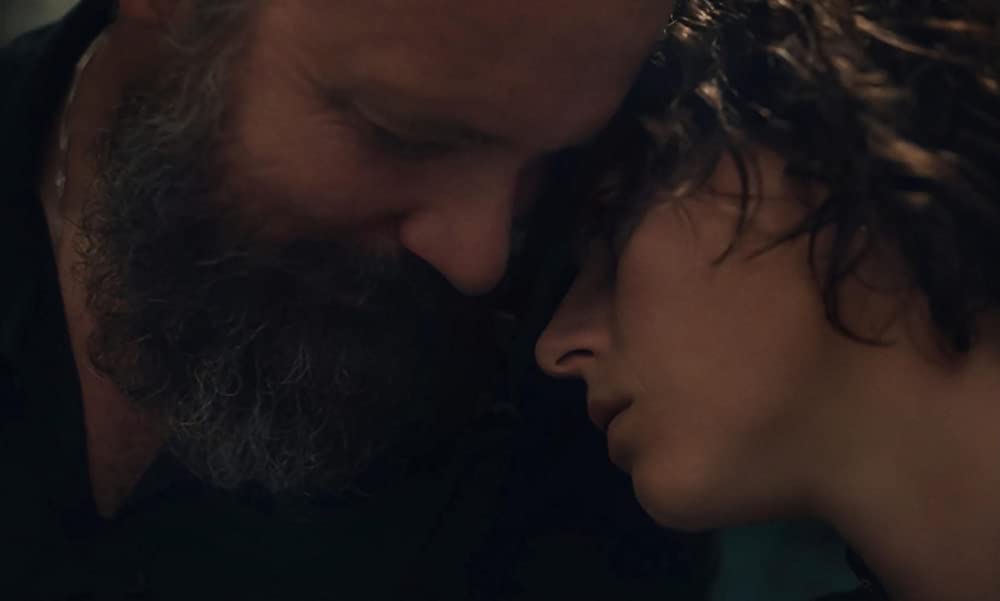 「ロスト・ドーター」ピーター・サースガード & ジェシー・バックリーの画像