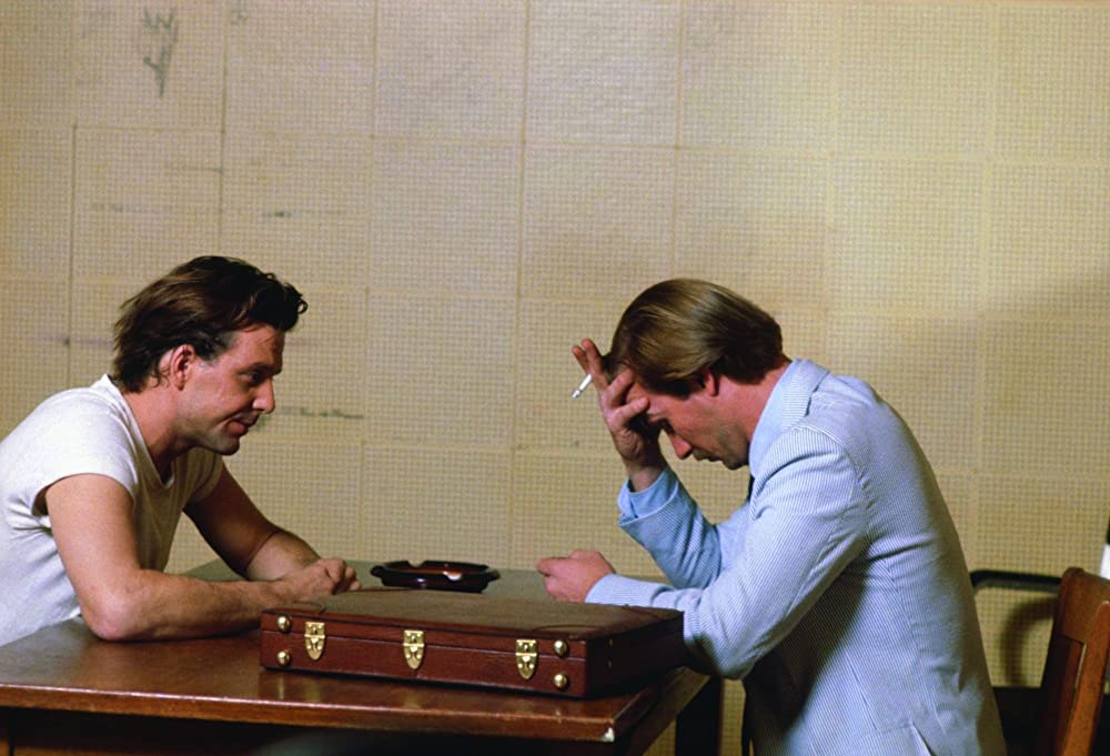 白いドレスの女の画像