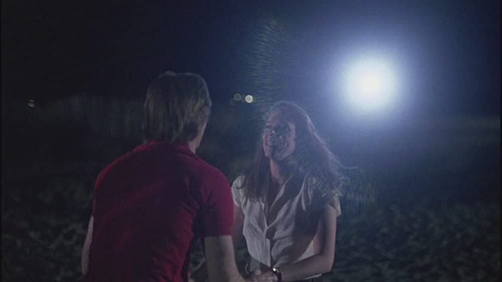 白いドレスの女の画像