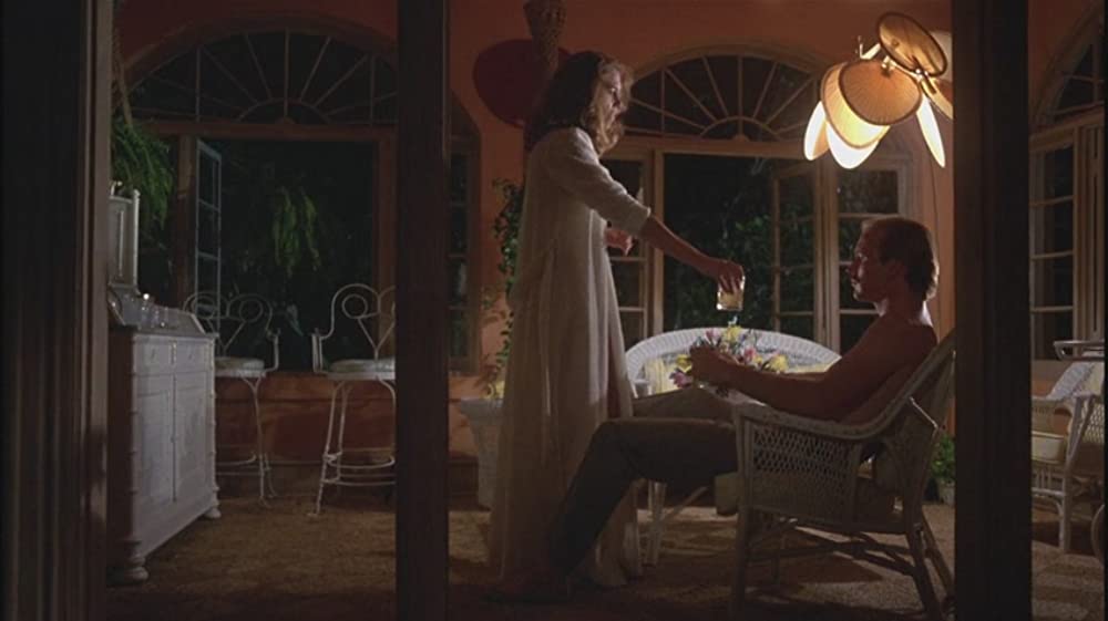 白いドレスの女の画像