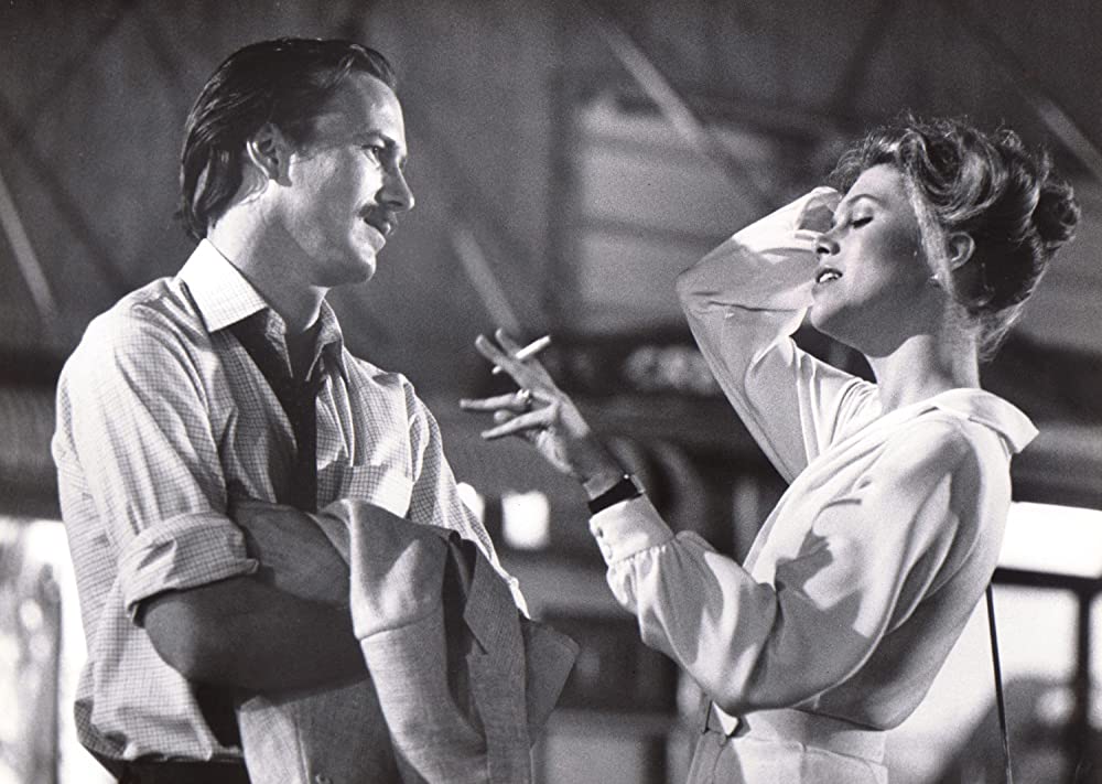 白いドレスの女の画像