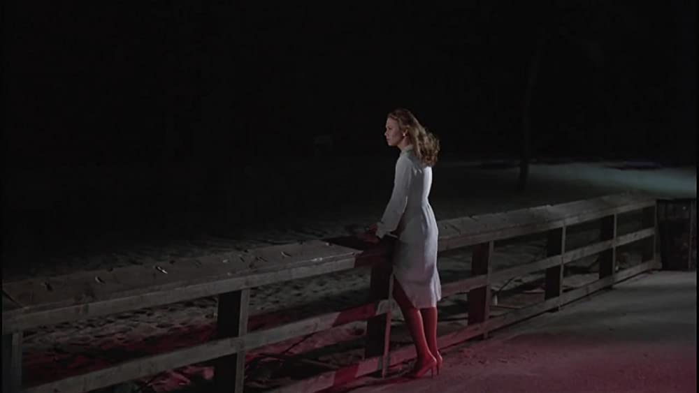 白いドレスの女の画像