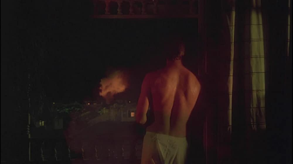 白いドレスの女の画像