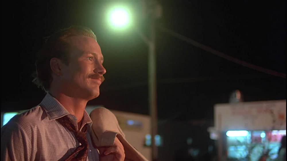 白いドレスの女の画像