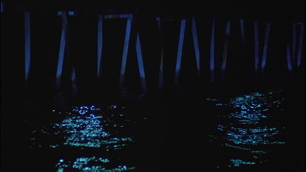 白いドレスの女の画像